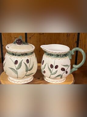 Oneida Sugar and Creamer Set